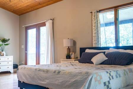 Cozy 2 Bedroom Cabin Nestled In Wooded Hideaway Monterey Eksteriør billede