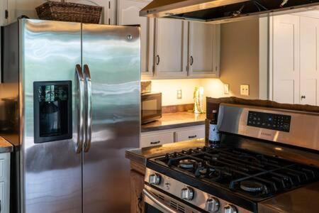Cozy 2 Bedroom Cabin Nestled In Wooded Hideaway Monterey Eksteriør billede