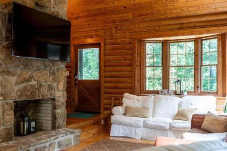 Cozy 2 Bedroom Cabin Nestled In Wooded Hideaway Monterey Eksteriør billede
