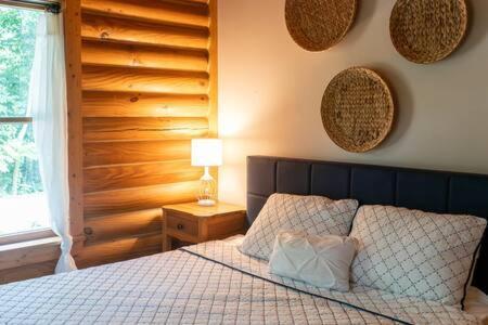 Cozy 2 Bedroom Cabin Nestled In Wooded Hideaway Monterey Eksteriør billede
