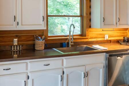 Cozy 2 Bedroom Cabin Nestled In Wooded Hideaway Monterey Eksteriør billede