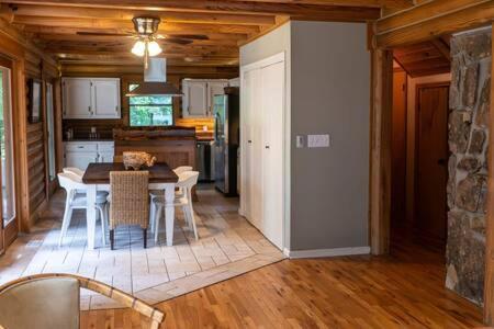 Cozy 2 Bedroom Cabin Nestled In Wooded Hideaway Monterey Eksteriør billede
