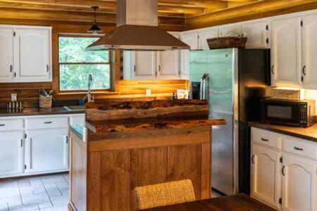 Cozy 2 Bedroom Cabin Nestled In Wooded Hideaway Monterey Eksteriør billede