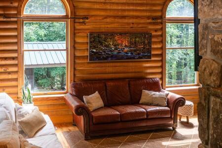 Cozy 2 Bedroom Cabin Nestled In Wooded Hideaway Monterey Eksteriør billede