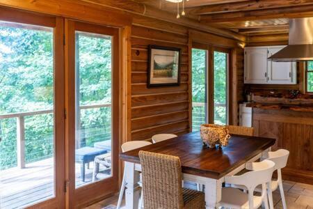 Cozy 2 Bedroom Cabin Nestled In Wooded Hideaway Monterey Eksteriør billede