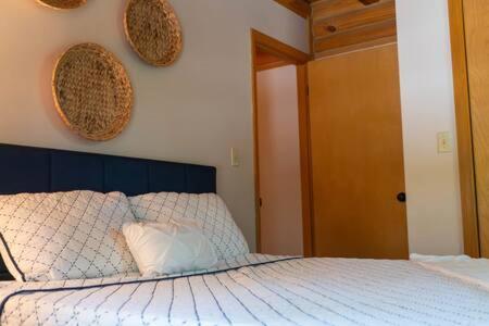 Cozy 2 Bedroom Cabin Nestled In Wooded Hideaway Monterey Eksteriør billede
