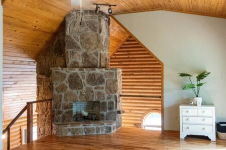 Cozy 2 Bedroom Cabin Nestled In Wooded Hideaway Monterey Eksteriør billede
