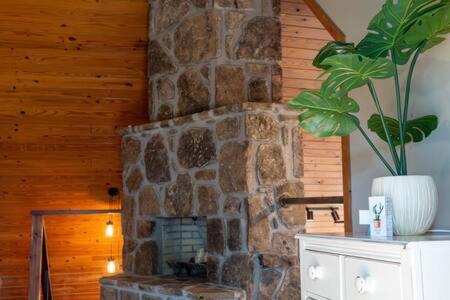 Cozy 2 Bedroom Cabin Nestled In Wooded Hideaway Monterey Eksteriør billede