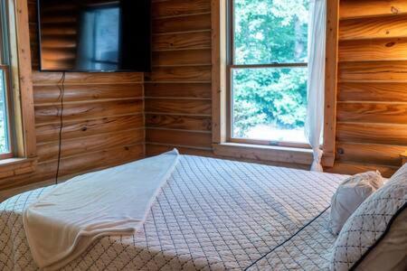 Cozy 2 Bedroom Cabin Nestled In Wooded Hideaway Monterey Eksteriør billede
