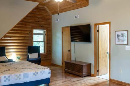 Cozy 2 Bedroom Cabin Nestled In Wooded Hideaway Monterey Eksteriør billede