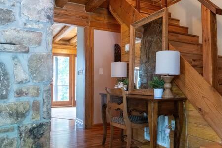 Cozy 2 Bedroom Cabin Nestled In Wooded Hideaway Monterey Eksteriør billede