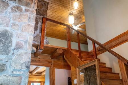 Cozy 2 Bedroom Cabin Nestled In Wooded Hideaway Monterey Eksteriør billede
